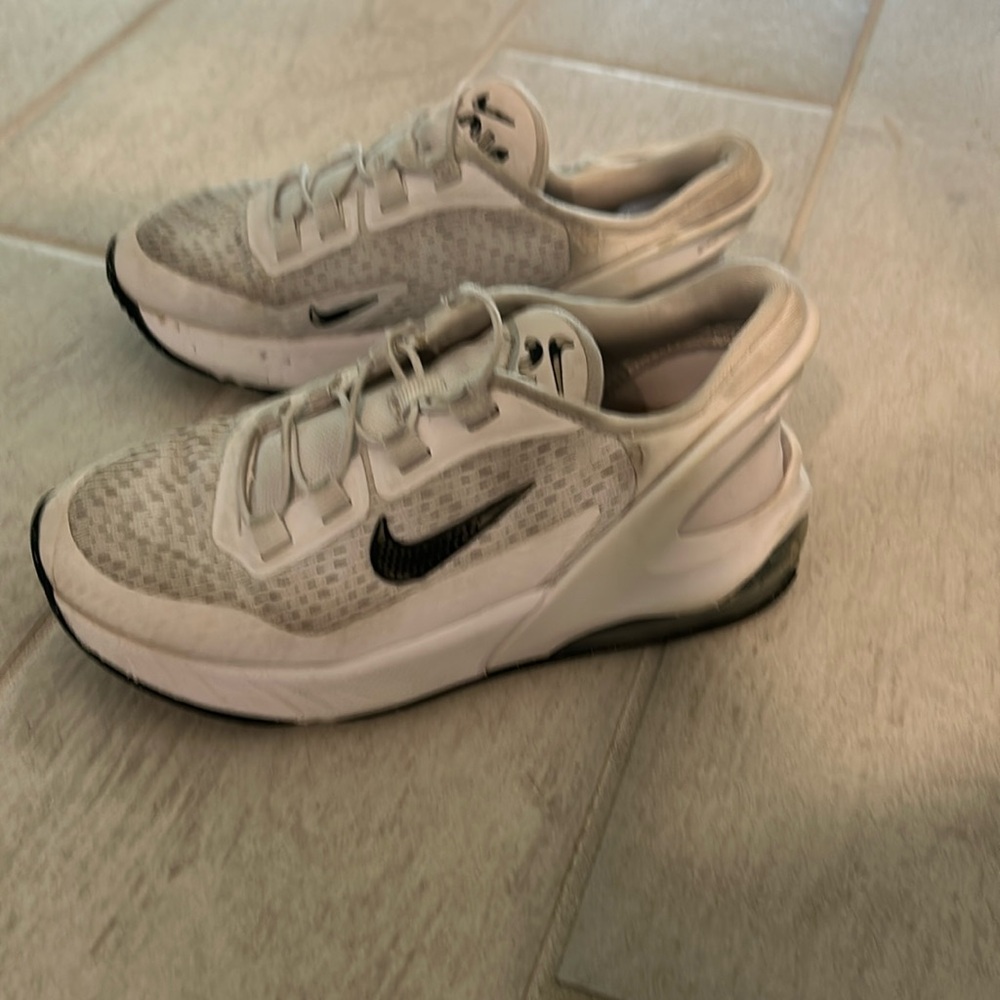 White kids Nike air max 270